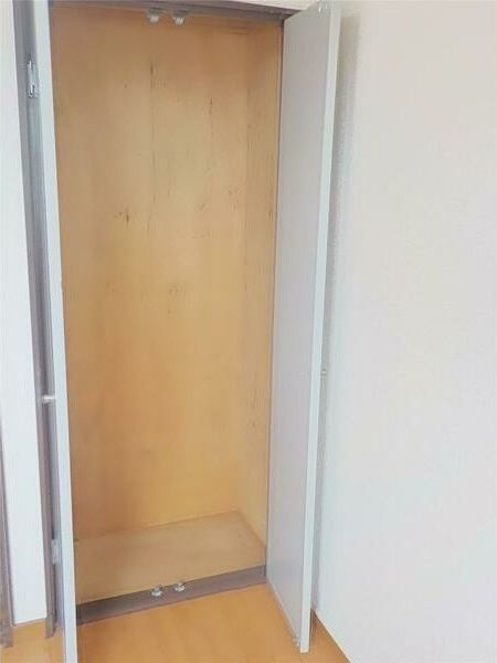 居室・リビング　反転間取りの別部屋の写真です。