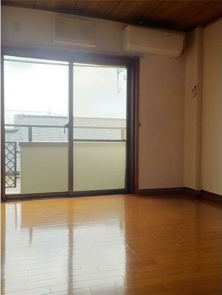 居室・リビング　反転間取りの別部屋の写真です。