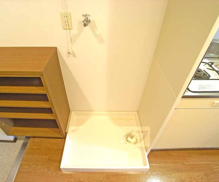 その他設備　玄関の前に洗濯機が置けます。