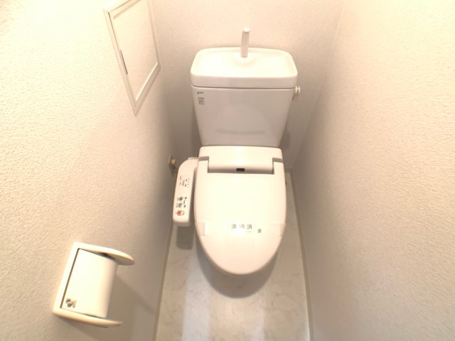 トイレ　温水洗浄便座ついてます☆