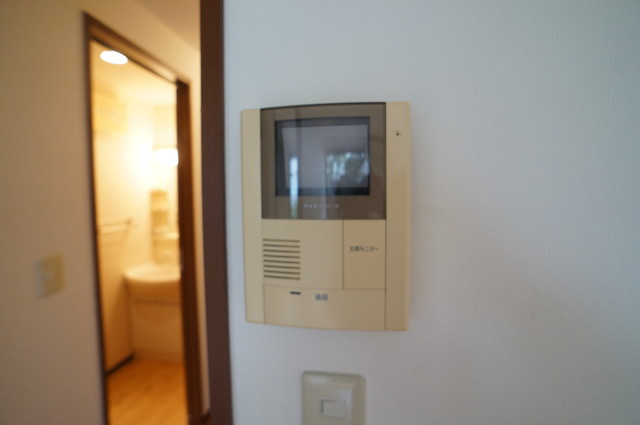セキュリティ　来訪者の姿を確認できるＴＶモニター付インターホン設置済です！