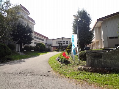 中学校　伊那市立西箕輪中学校（中学校）まで2062m