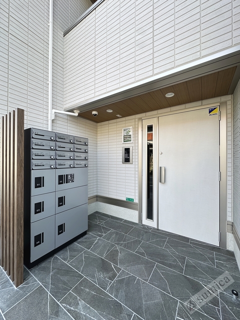 エントランス　オートロック・防犯カメラ完備