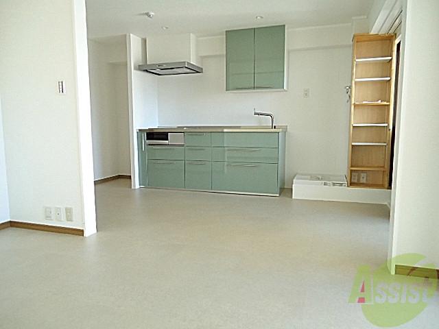 居室・リビング　キレイば色のＩＨコンロシステムキッチンですねー。