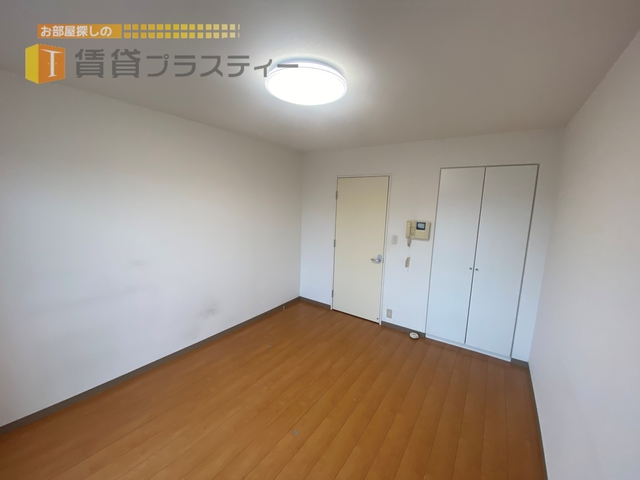 居室・リビング　レイアウトもし易そうな８帖の居室。