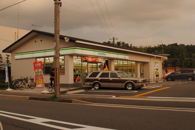 コンビニ　ファミリーマート宝ヶ池店（コンビニ）まで725m
