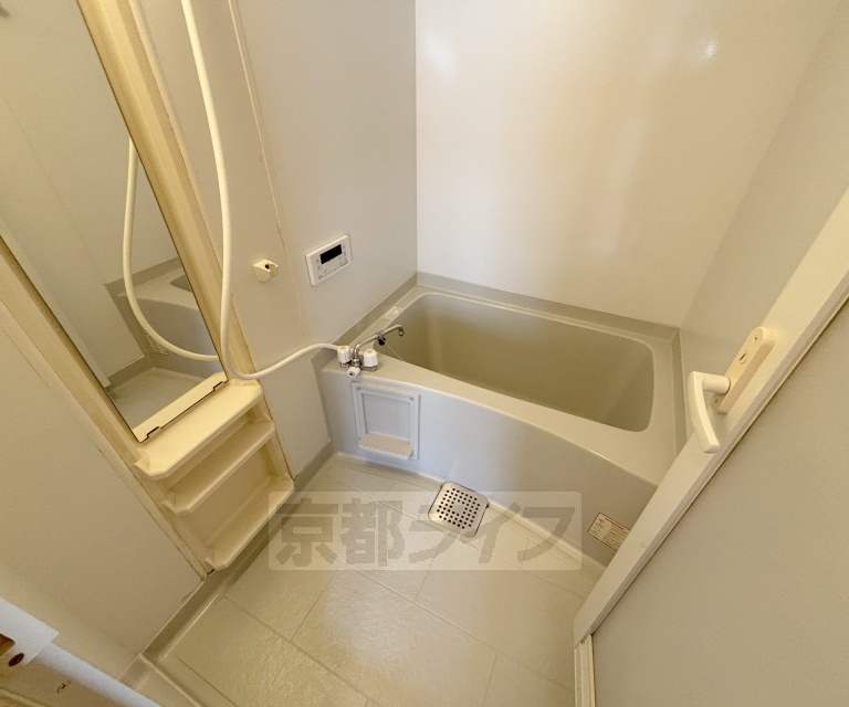 バス・シャワールーム　清潔感のあるバスルームです。