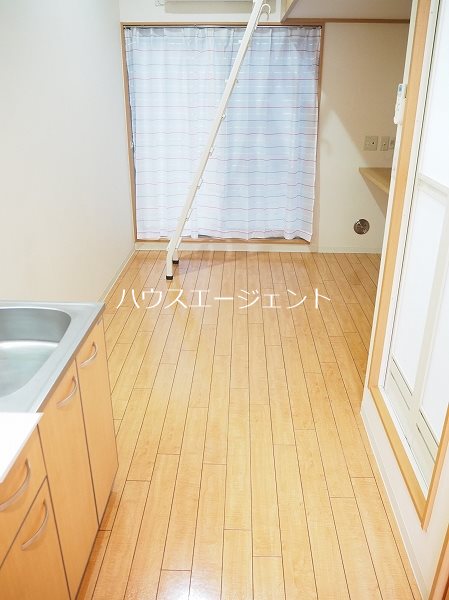 居室・リビング　６帖洋室、綺麗です。 ※別号室参考画像