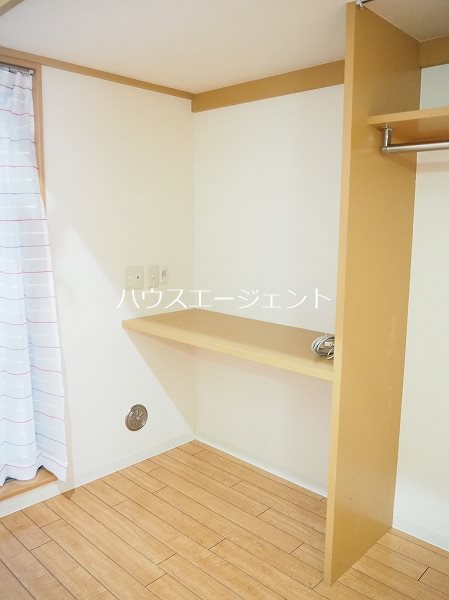 収納　ロフト下収納スペース、服をかけたり、小物もしまえます。収納形