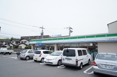 コンビニ　ファミリーマート（コンビニ）まで200m