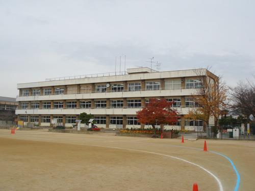 小学校　鎌田小学校（小学校）まで700m