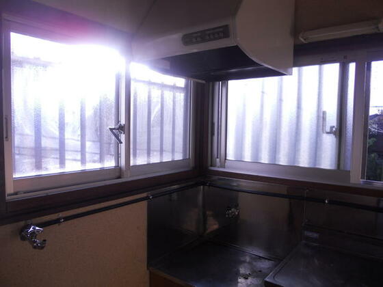 キッチン　２面採光窓で明るさ十分！