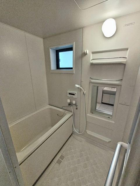 バス・シャワールーム　窓があり換気もできる浴室♪