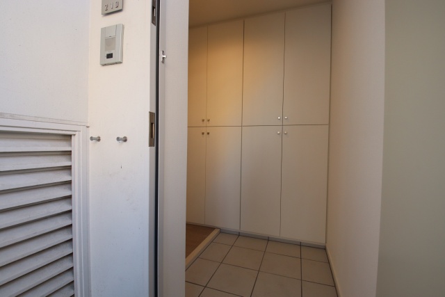 玄関　※別室の参考写真の為、現況優先です。