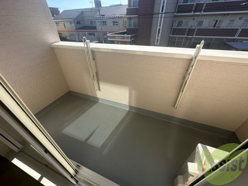 バルコニー　バルコニーが付いているので晴れた日は洗濯物が干せますね