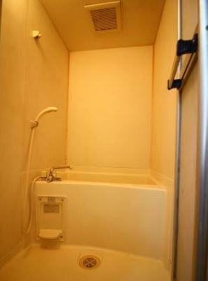 バス・シャワールーム　コンパクトで使いやすいお風呂です