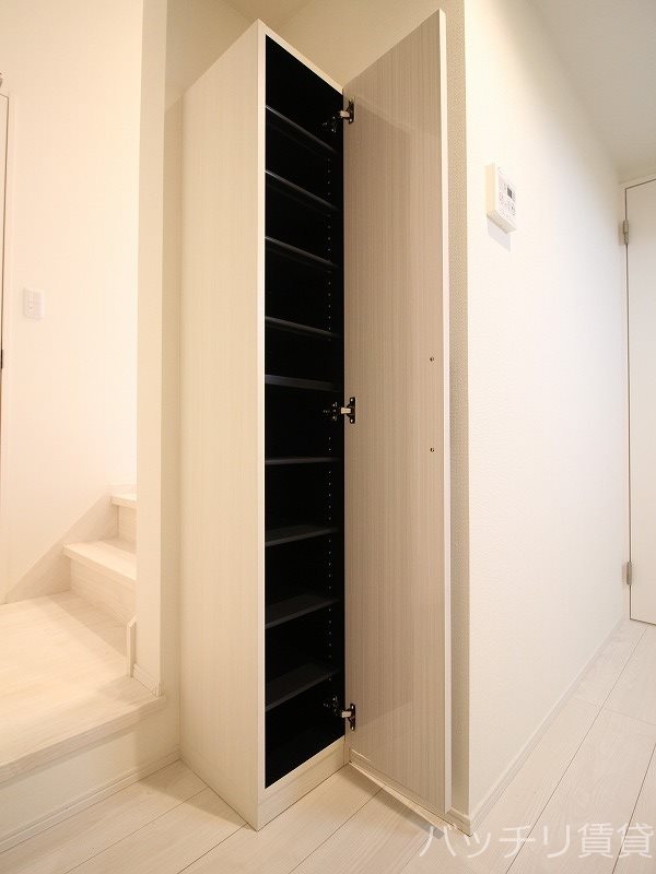 玄関　同型タイプの為、現状を優先致します。