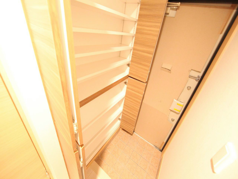 玄関　玄関　シューズボックス付（収納充実してます）