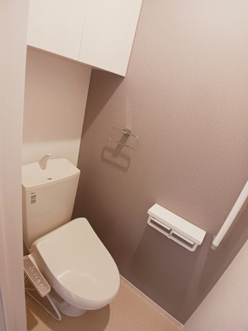 トイレ　落ち着いた色調のトイレです