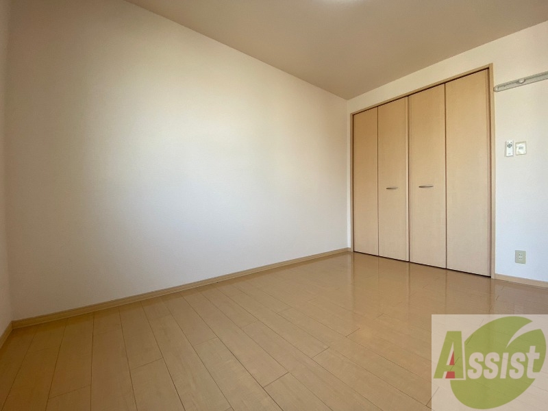 その他部屋・スペース　寝室はこちらです。光が差し込む、温かみのあるお部屋です。