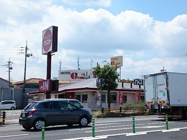 飲食店　ガスト様（飲食店）まで90m