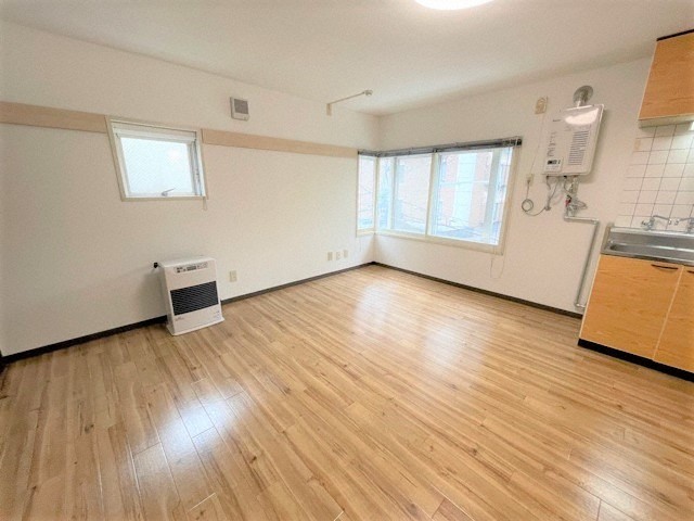 居室・リビング　◆東西線西18丁目駅徒歩3分の好立地！◆ポータブルエアコン付