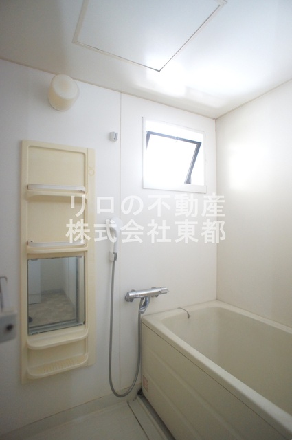 バス・シャワールーム　窓付きのバスルーム♪換気もできて気持ちいいですね♪