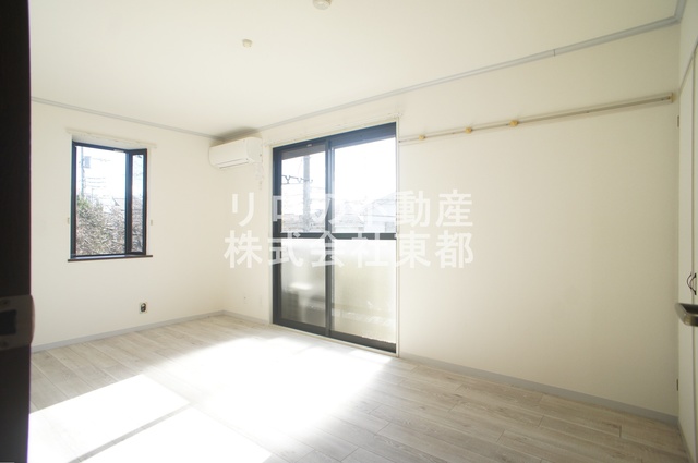 その他部屋・スペース　明るい色合いのフローリングが優しい雰囲気の室内です☆