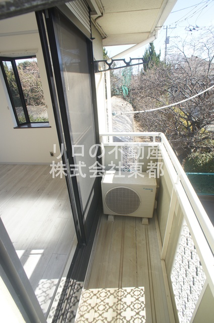 バルコニー　バルコニーがあるので洗濯物を太陽の下で干すことができます♪