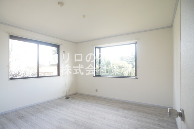 居室・リビング　２面採光なので、明るく風通しのよい過ごしやすいお部屋です♪