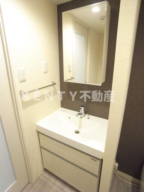 洗面設備　明るい洗面所です