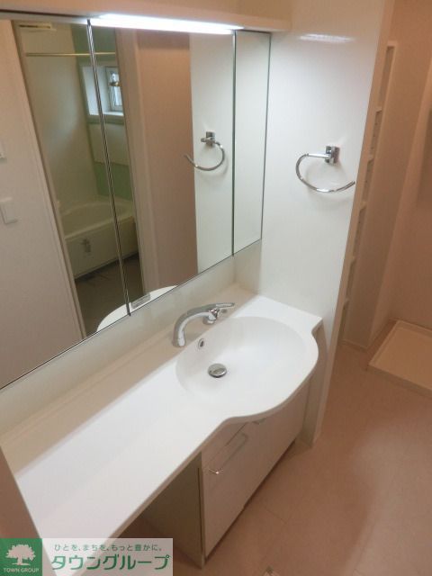 洗面設備　女性でも満足の３面鏡の洗面台。