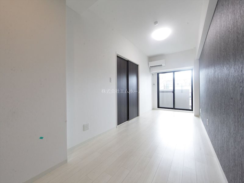 バルコニー　リビング10.86帖　エアコン完備　バルコニーに面しています