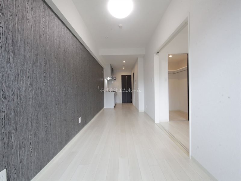 居室・リビング　リビング10.86帖　エアコン完備　バルコニーに面しています