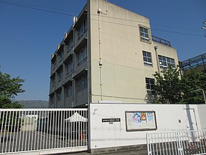 小学校　東大阪市英田北小学校（小学校）まで208m