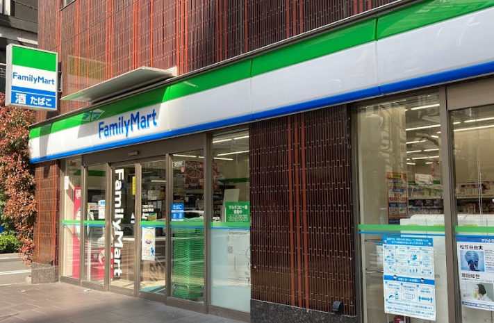 コンビニ　ファミリーマート 島之内八幡町店（コンビニ）まで131m