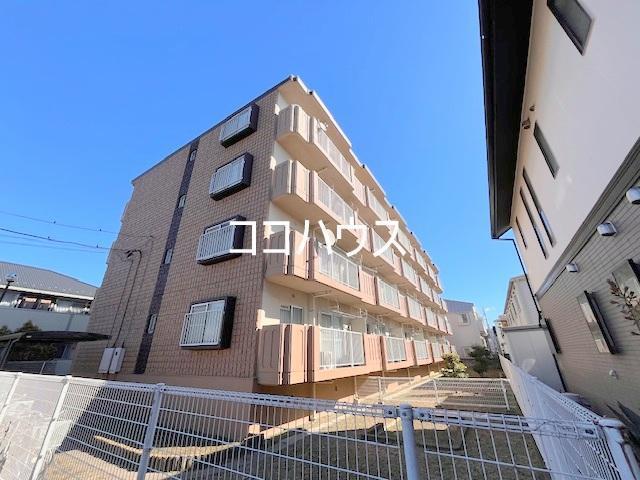 建物外観　同地駐車場あり。住環境も良好です。