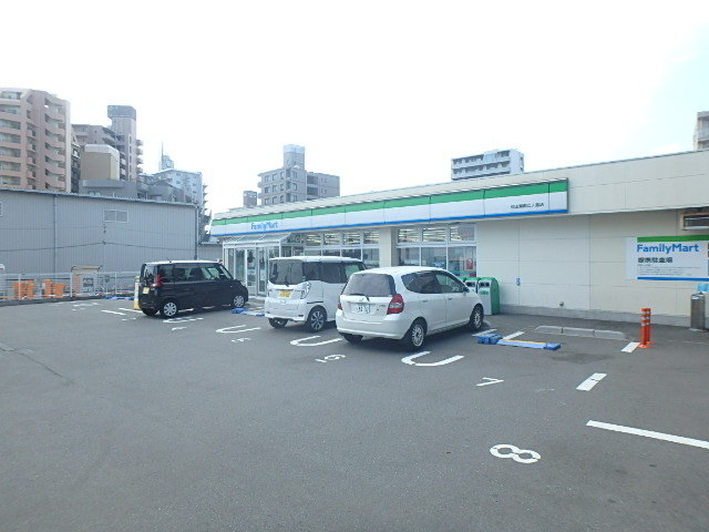コンビニ　ファミリーマート湘南江ノ島店（コンビニ）まで90m