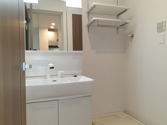 洗面設備　明るい洗面所です