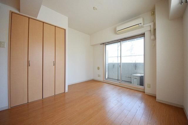 居室・リビング　★6.38帖の洋室・きれいなフローリングのお部屋です★