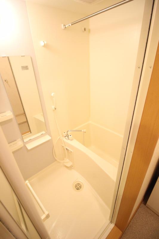 バス・シャワールーム　１　浴室乾燥機能が付いたバスルーム