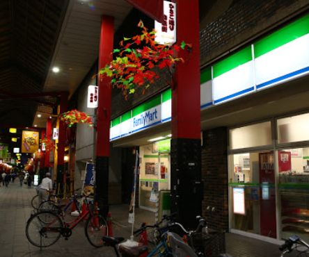 コンビニ　ファミリーマート花やしき遊園地前店（コンビニ）まで180m