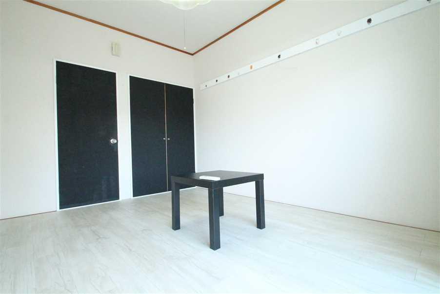 居室・リビング　黒を基調とした・日当たり良好な部屋★