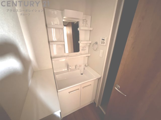 洗面設備　ゆったりとスペースのある洗面所