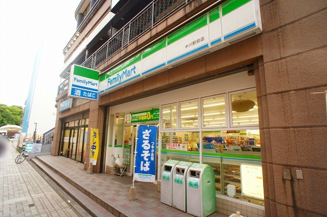 コンビニ　ファミリーマート（コンビニ）まで551m