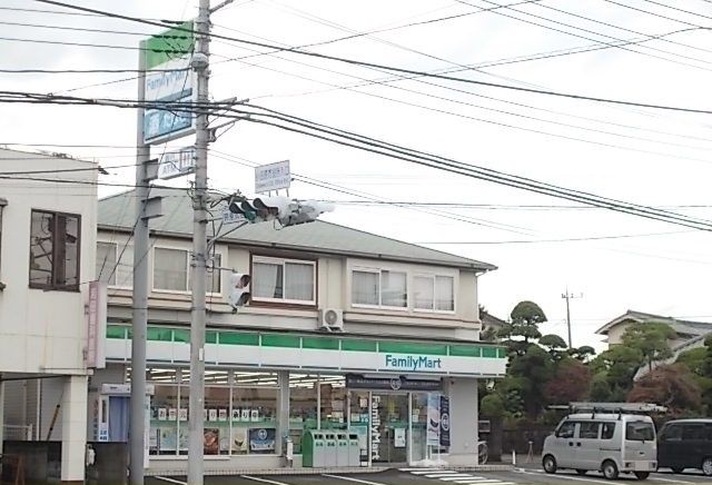 コンビニ　ファミリーマートおかべ荻窪店（コンビニ）まで450m