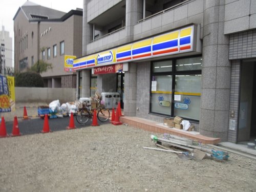 コンビニ　ミニストップ新宿若松町店（コンビニ）まで256m