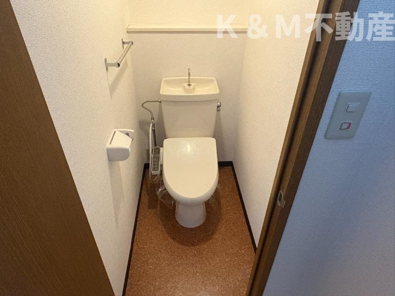トイレ　落ち着いた色調のトイレです