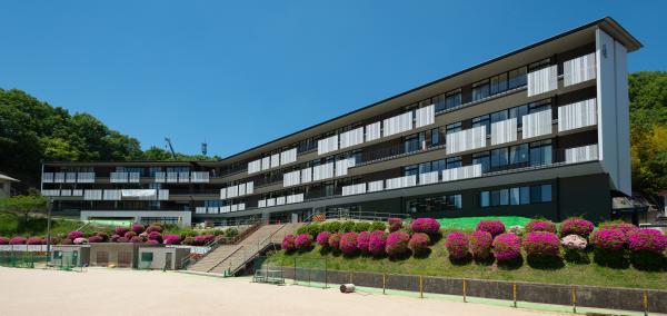 中学校　井原市立井原中学校（中学校）まで590m