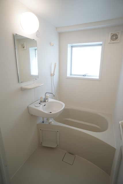 バス・シャワールーム　窓があり、通気性の良いバスです♪